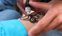 ¡Ojo con los tatuajes temporales de henna negra!