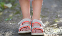Cómo escoger el mejor calzado de verano de los niños